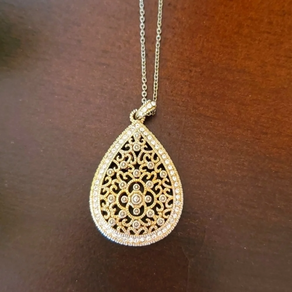 Gold‎ pendant necklace